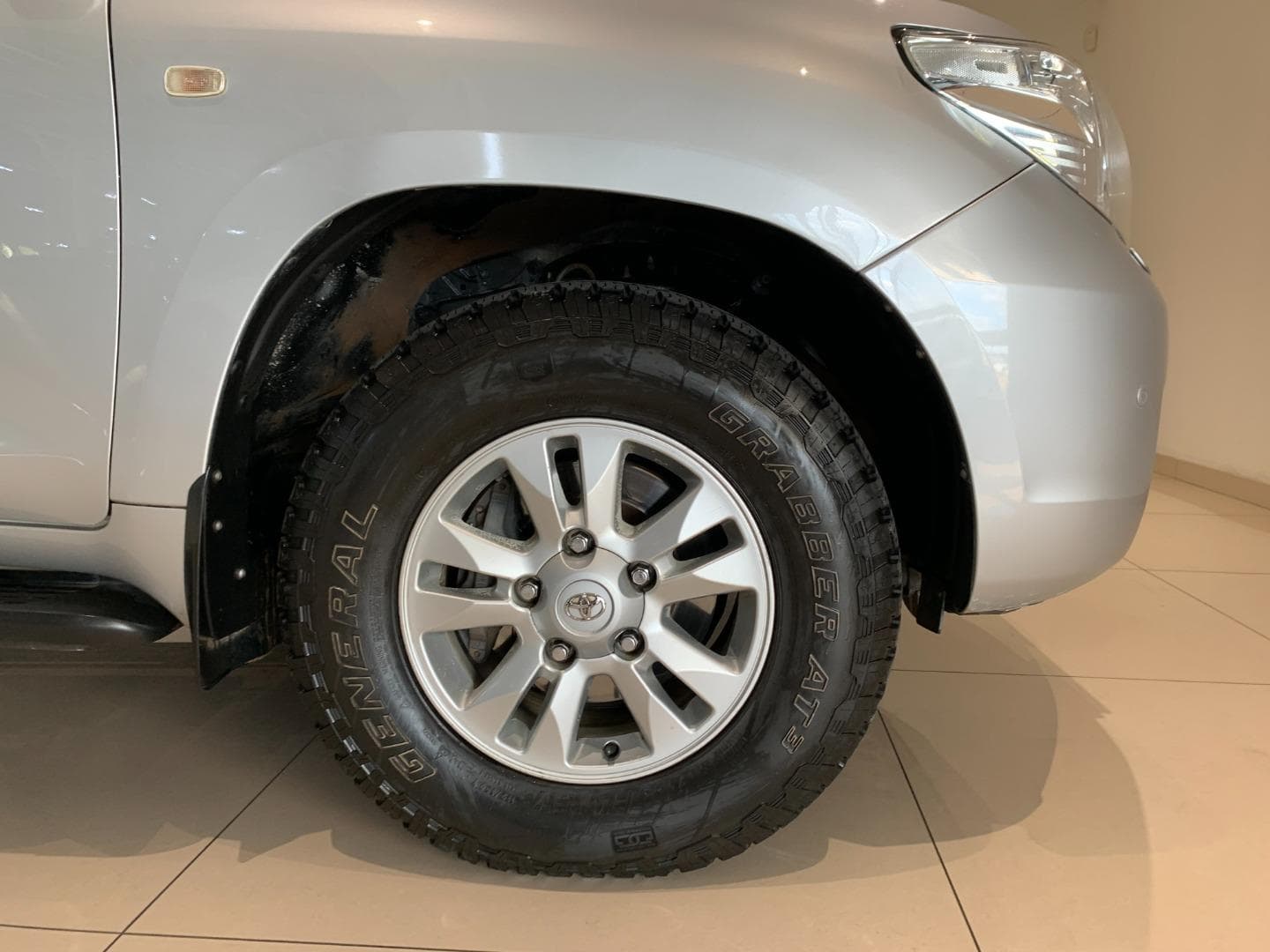 Toyota Land Cruiser 200 - Image 6