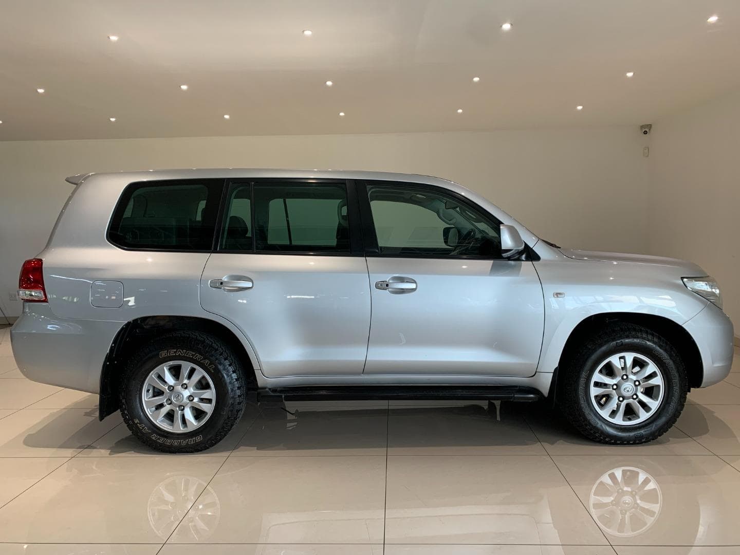 Toyota Land Cruiser 200 - Image 4