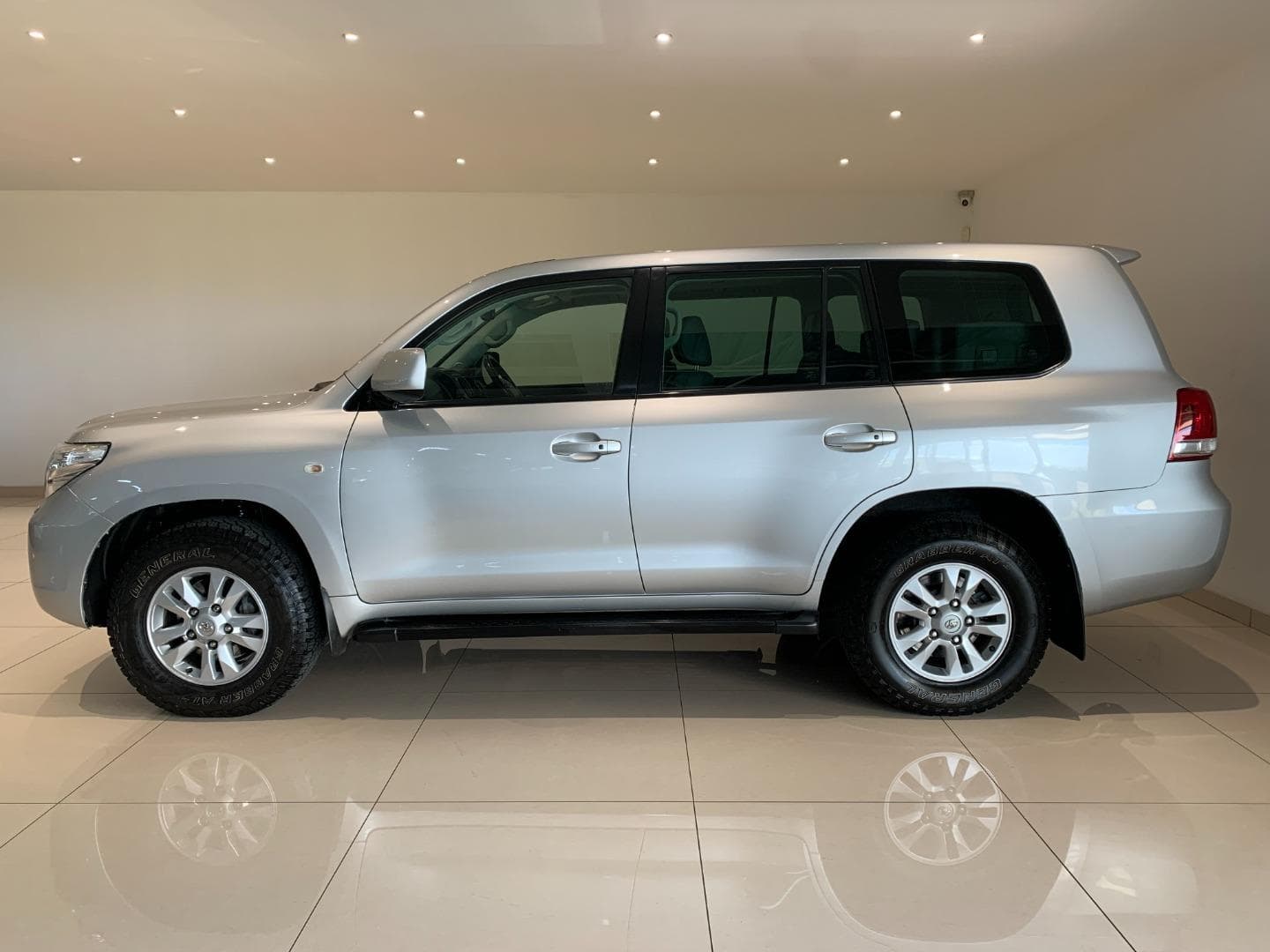 Toyota Land Cruiser 200 - Image 2