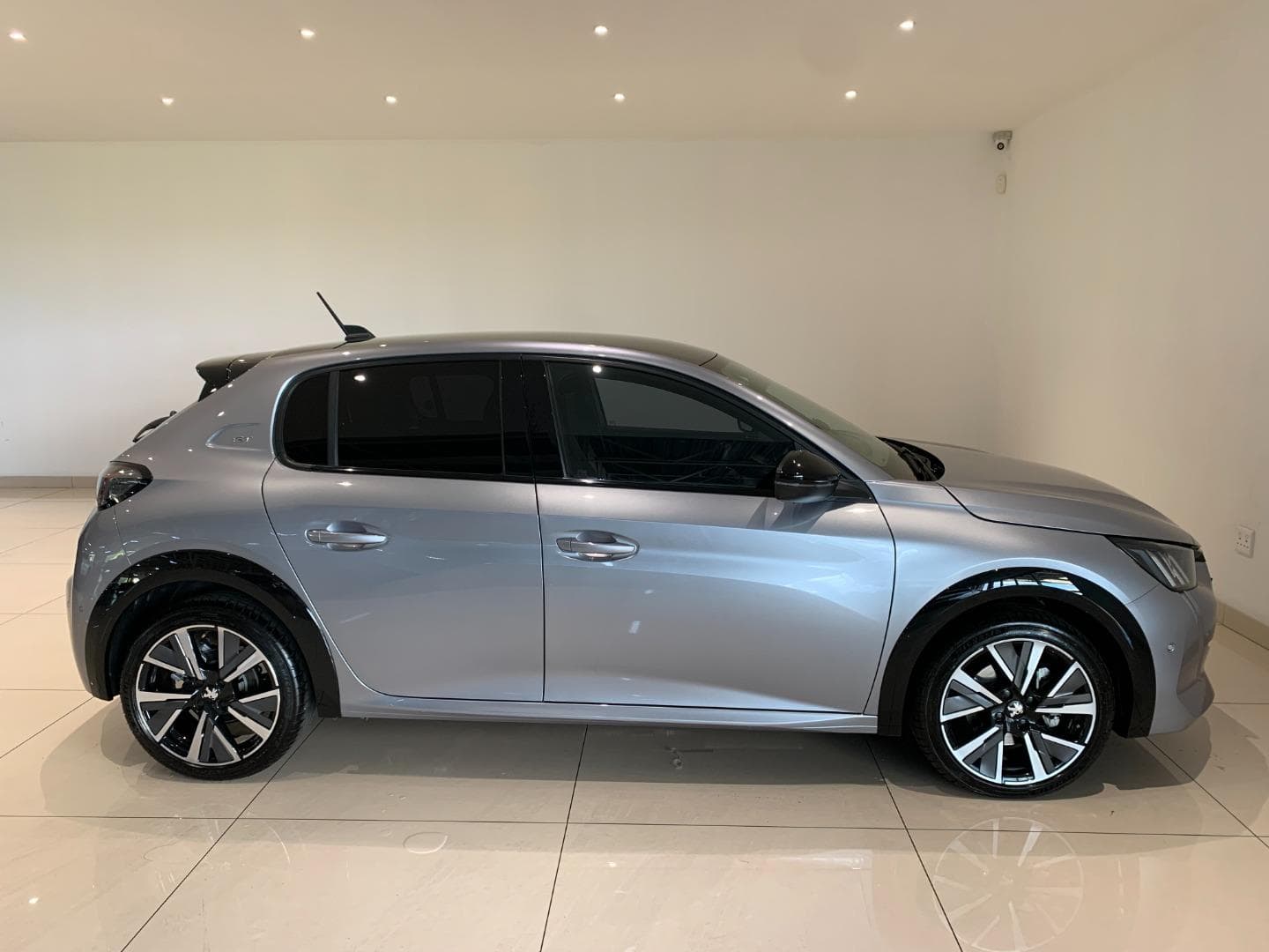 Peugeot 208 - Image 4