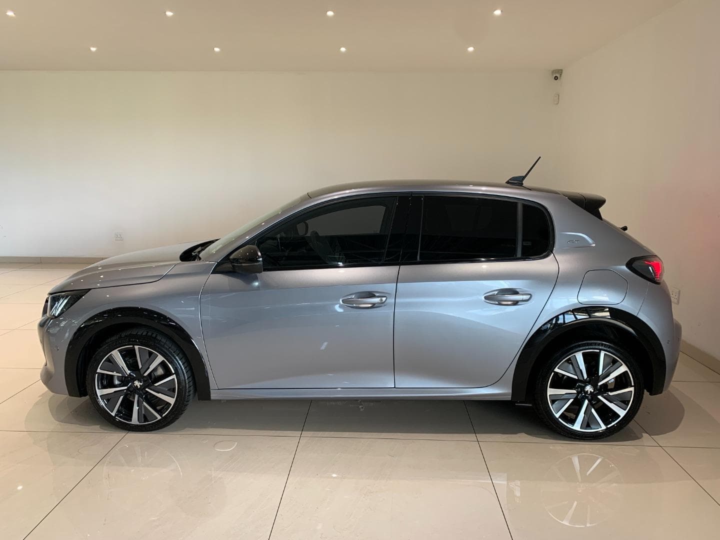 Peugeot 208 - Image 2